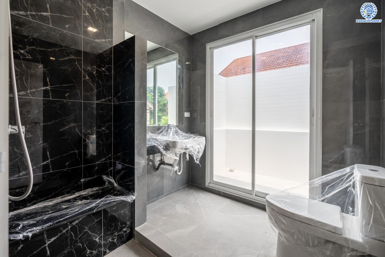 บ้านมือสองตกแต่งใหม่ ม.ลัดดารมย์ วัชรพล แบรนด์ Q.House เนื้อที่ 70.1 ตร.ว. ฟังก์ชัน 3 ห้องนอน 3 ห้องน้ำ จอดรถได้ 2 คัน Facilities ครบครัน บนทำเลเชื่อมต่อหลายเส้นทาง ถ.รามอินทรา ถ.สายไหม และถ.พหลโยธิน ใกล้สนามบินดอนเมือง ทางด่วน "ศรีรัช" และ เซ็นทรัลรามอินทรา...